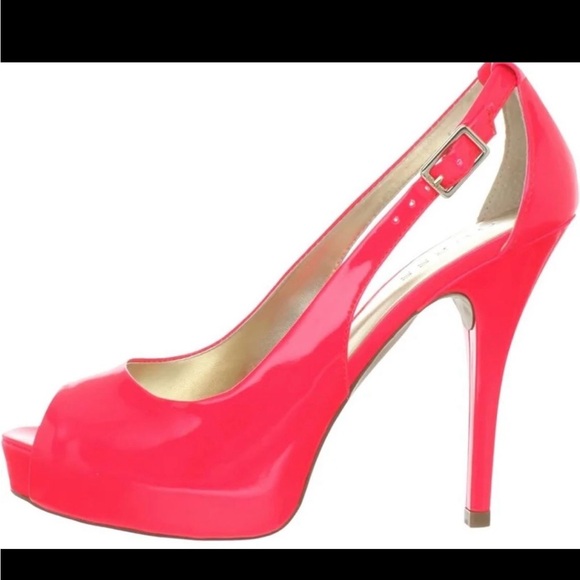 New- Women’s Coral Guess Sandals / Pumps